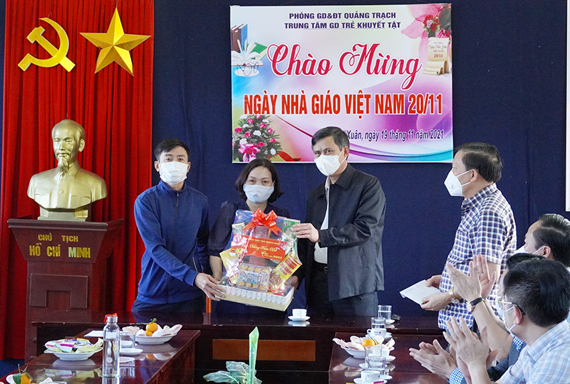 Đồng chí Chủ tịch UBND tỉnh Trần Thắng thăm, tặng quà cho Trung tâm giáo dục trẻ khuyết tật Quảng Xuân.