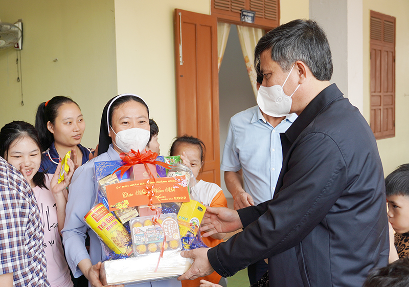 Đồng chí Chủ tịch UBND tỉnh Trần Thắng thăm, tặng quà cho Mái ấm hy vọng Vincent, dòng tu Mến Thánh giá Hướng Phương. 