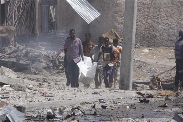 Lực lượng cứu hộ chuyển nạn nhân tại hiện trường vụ đánh bom xe ở Mogadishu, Somalia, ngày 12/1. (Ảnh minh họa: THX/TTXVN)