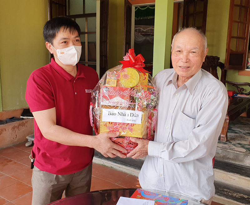 Đại diện Báo Nhân Dân tặng quà Tết cho Anh hùng Lực lượng vũ trang Nguyễn Xuân Giang ở xã Tân Thủy, huyện Lệ Thủy.