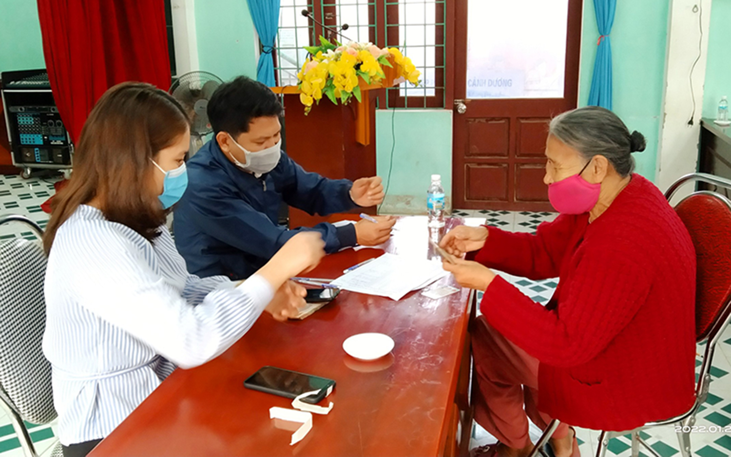 Xã Cảnh Dương, huyện Quảng Trạch phát tiền hỗ trợ cho hộ nghèo từ nguồn ngân sách tỉnh.