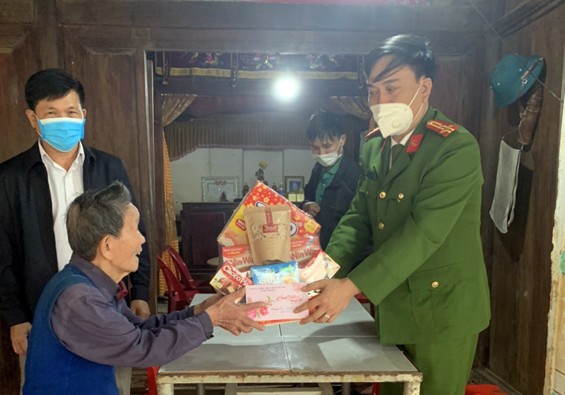 Lãnh đạo huyện Tuyên Hóa tặng quà cho các hộ nghèo, đặc biệt khó khăn tại xã Mai Hóa trước thềm xuân Nhâm Dần 2022