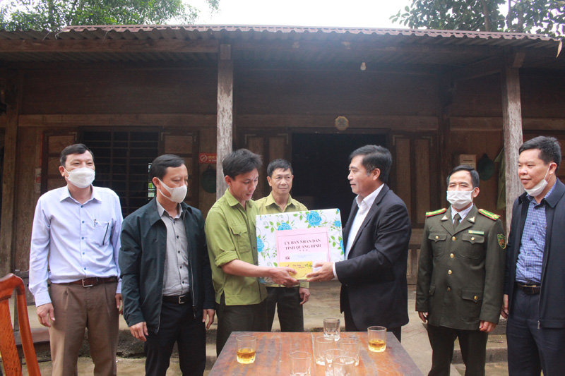 Đồng chí Phó Chủ tịch Thường trực UBND tỉnh Đoàn Ngọc Lâm tặng quà cho Trạm quản lý bảo vệ rừng số 8 (thuộc Chi nhánh Lâm trường Trường Sơn)