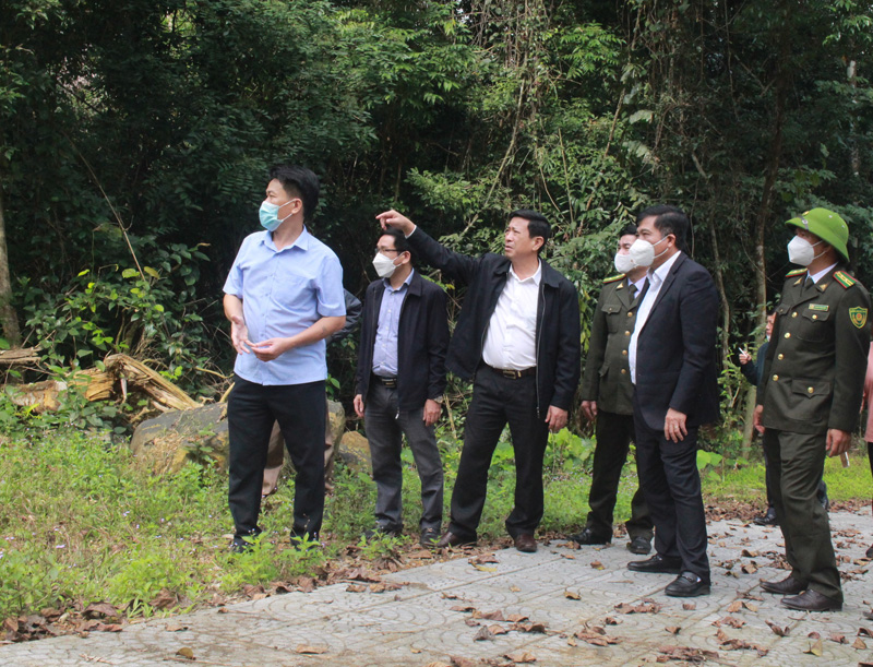 Đồng chí Phó Chủ tịch Thường trực UBND thăm Trung tâm Cứu hộ, Bảo tồn và phát triển sinh vật thuộc Ban quản lý Vườn Quốc gia Phong Nha-Kẻ Bàng ở huyện Bố Trạch