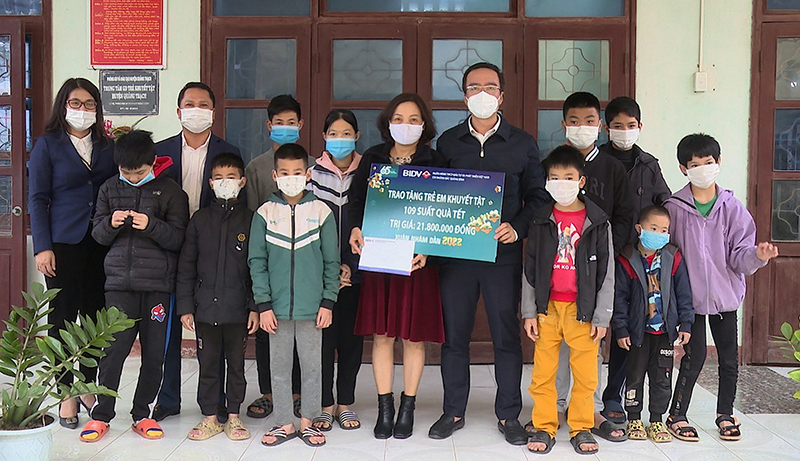 Ông Nguyễn Quang Đại, Phó Giám đốc BIDV-Chi nhánh Bắc Quảng Bình trao quà cho các em học sinh tại Trung tâm giáo dục trẻ em khuyết tật huyện Quảng Trạch.