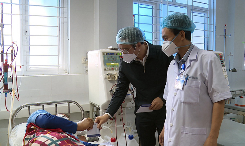 BIDV Bắc Quảng Bình trao quà cho các bệnh nhân chạy thận tại Bệnh viện Đa khoa khu vực Bắc Quảng Bình.