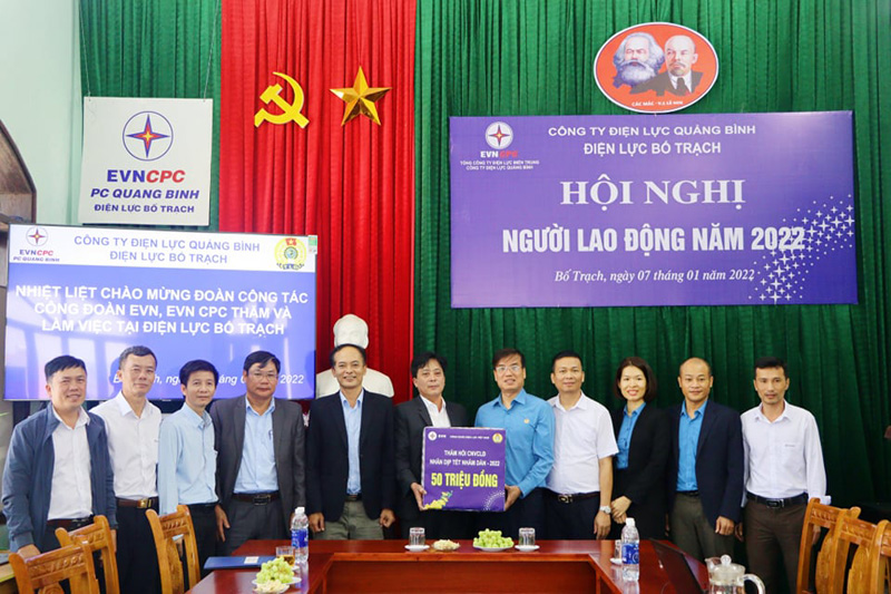 Công đoàn Điện lực Việt Nam thăm và tặng quà cho cán bộ công nhân viên Công ty Điện lực Quảng Bình