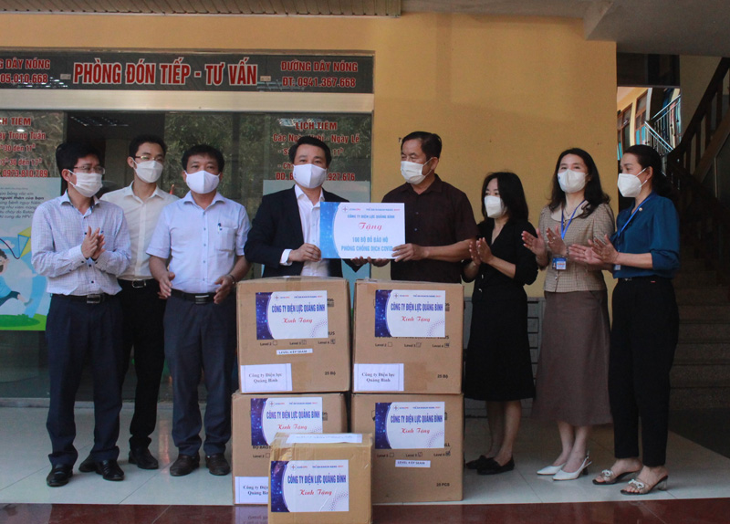 Công ty Điện lực Quảng Bình tặng trang thiết bị y tế cho Trung tâm Kiểm soát bệnh tật tỉnh Quảng Bình