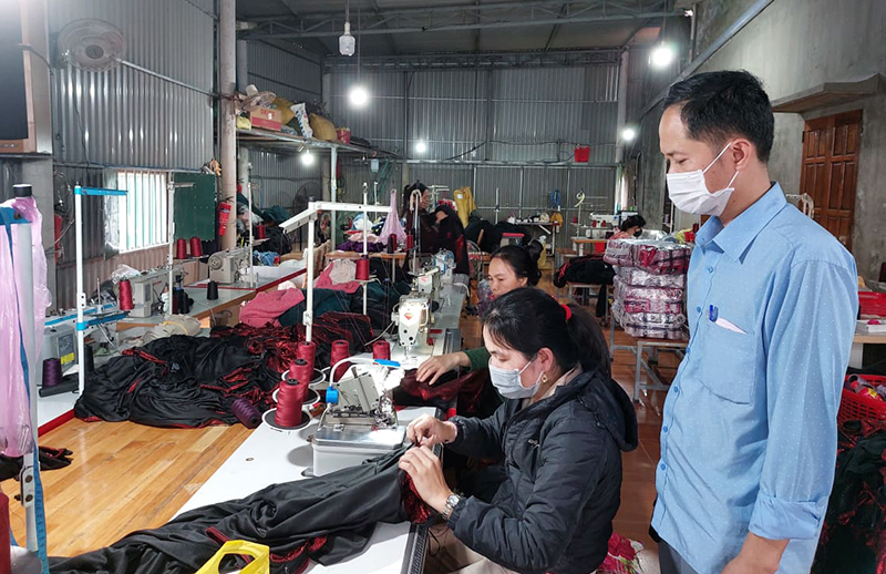 Nhờ nguồn vốn vay tín dụng chính sách, anh Phạm Xuân Thăng (Võ Ninh, Quảng Ninh) phát triển mô hình xưởng may, thu hút nhiều lao động địa phương.