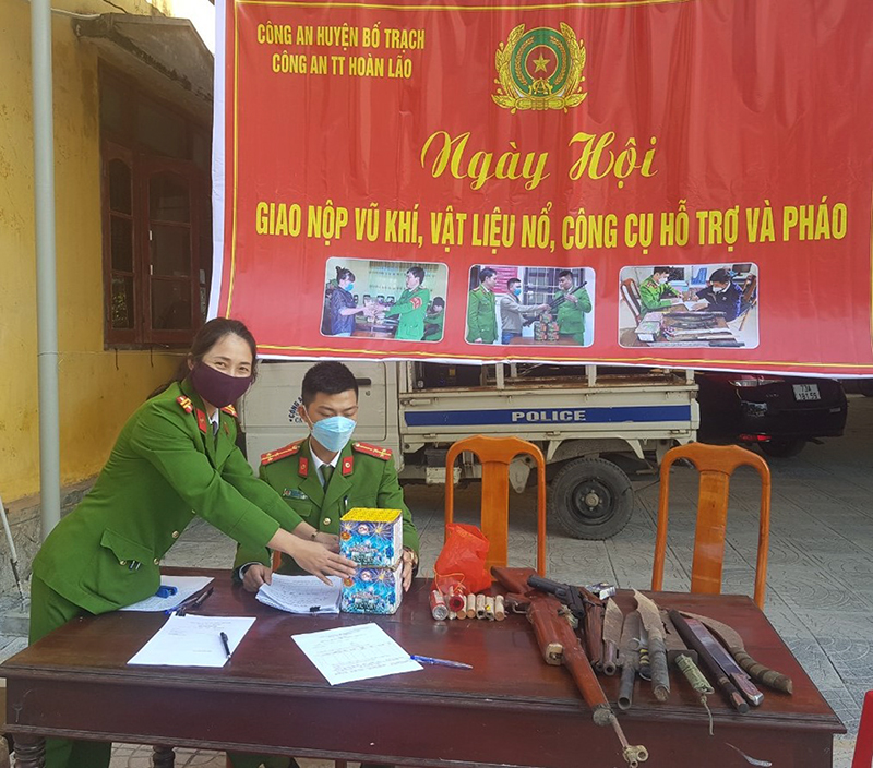 Công an thị trấn Hoàn Lão tổ chức ngày hội giao nộp vũ khí, vật liệu nổ, công cụ hỗ trợ và pháo.