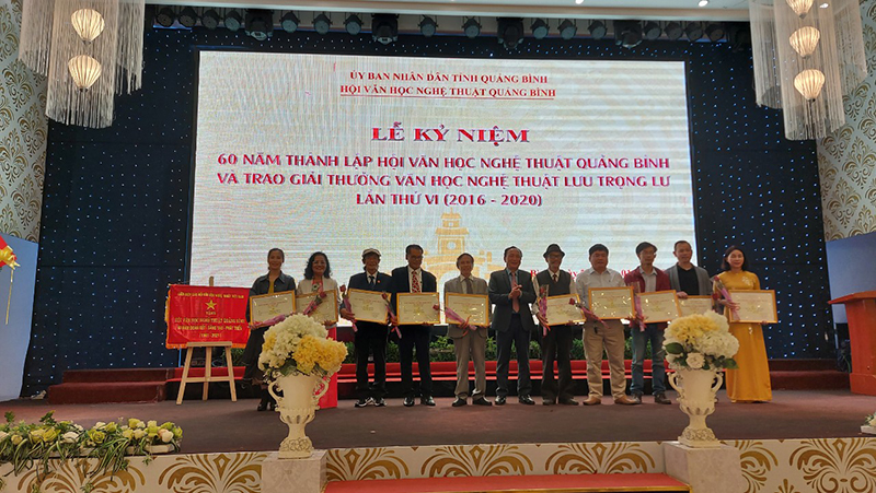 Đồng chí Phó Bí thư Thường trực Tỉnh ủy Trần Hải Châu trao tặng giải thưởng VHNT Lưu Trọng lư cho các tác giải đoạt giải A.