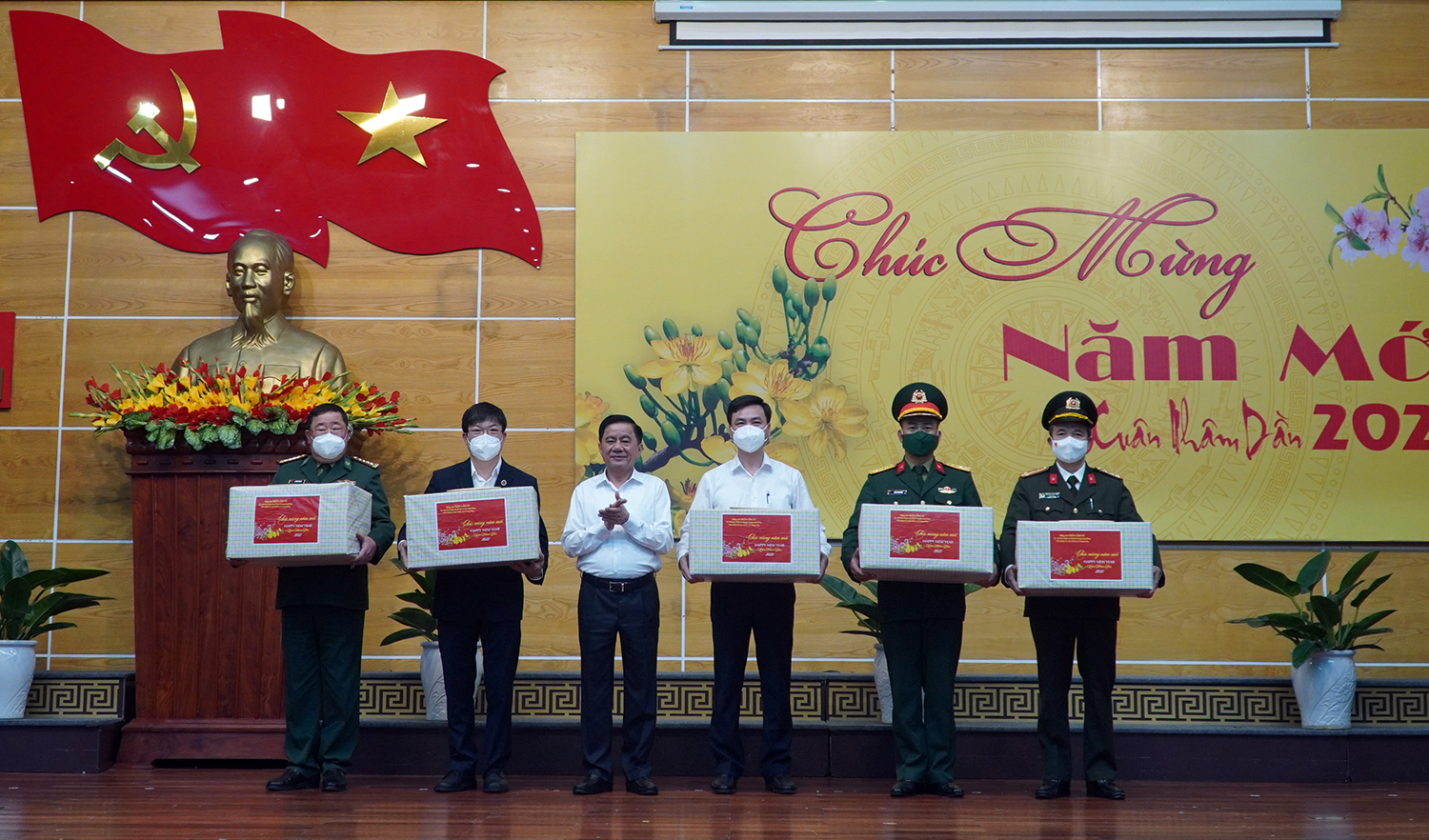 Đồng chí Chủ nhiệm UBKT Trung ương Trần Cẩm Tú tặng quà lực lượng tuyến đầu chống dịch Covid-19.