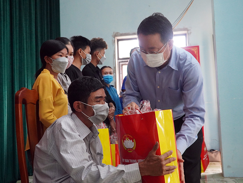 Đồng chí Phó Chủ nhiệm UBKT Trung ương Hoàng Văn Trà tặng quà cho các hộ gia đình khó khăn.