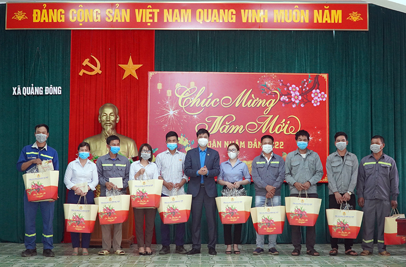 Đồng chí Phó Chủ tịch Tổng LĐLD Việt Nam Ngọ Duy Hiều tặng quà cho công nhân lao động