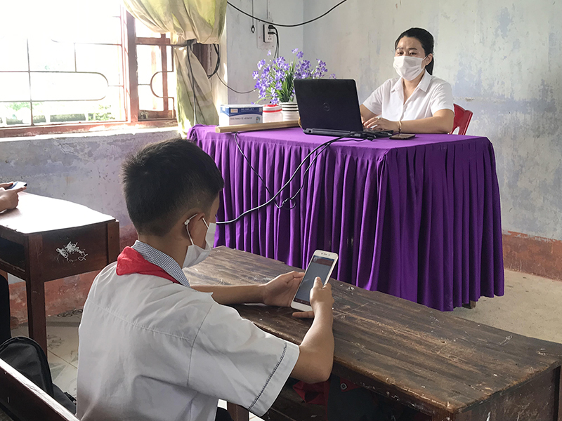 Giáo viên và học sinh lớp 9 Trường THCS Quảng Hưng tham gia cuộc thi trực tuyến “Chung tay phòng, chống dịch Covid-19”.