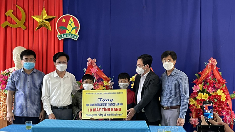 Sở GD-ĐT trao tặng máy tính bảng cho Trường PTDTBT TH-THCS Lâm Hóa