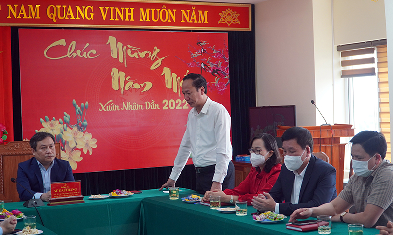 Đồng chí Nguyễn Xuân Đạt, Tỉnh ủy viên Bí thư Huyện ủy Quảng Trạch báo cáo kết quả thực hiện nhiệm vụ năm 2021 và công tác chăm lo Tết nguyên đán cho nhân dân     