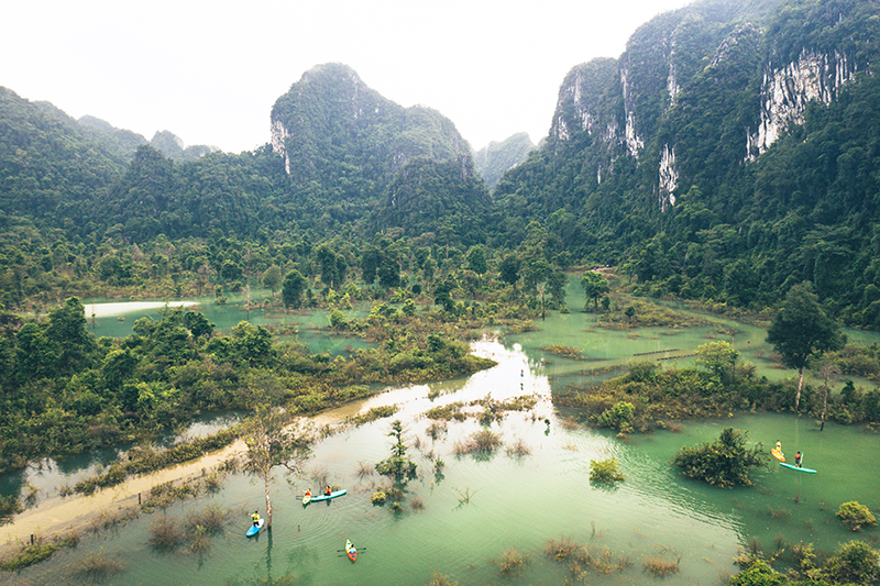 Tiến sỹ Nguyễn Ngọc Huy: “Nước nổi trong các thung lũng có thể là loại hình khai thác du lịch trải nghiệm thú vị”. Trong ảnh: Trải nghiệm du lịch mùa mưa tại thung lũng Hung Trâu (Minh Hóa).