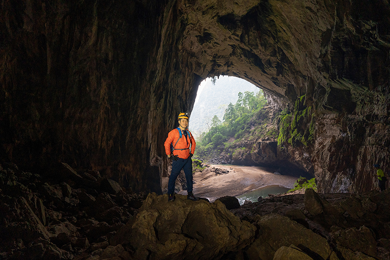 Tiến sỹ Nguyễn Ngọc Huy tham gia tour khám phá hang Sơn Đoòng. Ảnh: Oxalis Adventure