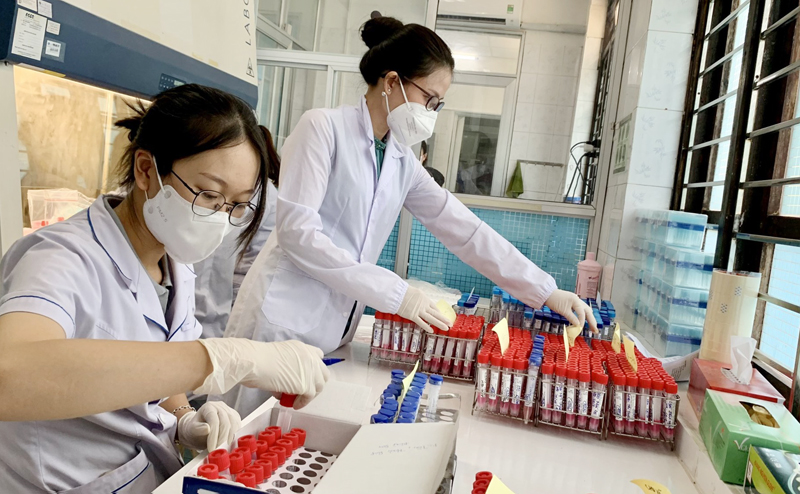 Giai đoạn cao điểm dịch bùng phát, mỗi ngày CDC Quảng Bình thực hiện hàng chục nghìn mẫu xét nghiệm SARS-CoV-2.