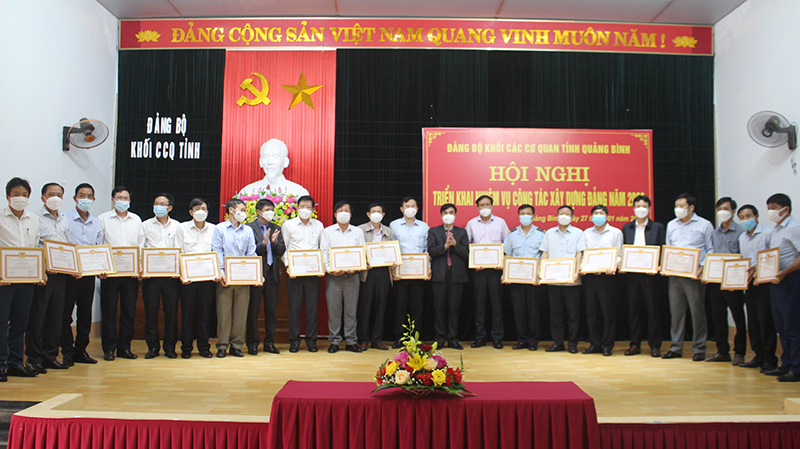  Đồng chí Bí thư Đảng ủy Khối Các cơ quan tỉnh Nguyễn Thanh Lam tặng giấy khen cho các TCCSĐ hoàn thành xuất sắc nhiệm vụ tiêu biểu.