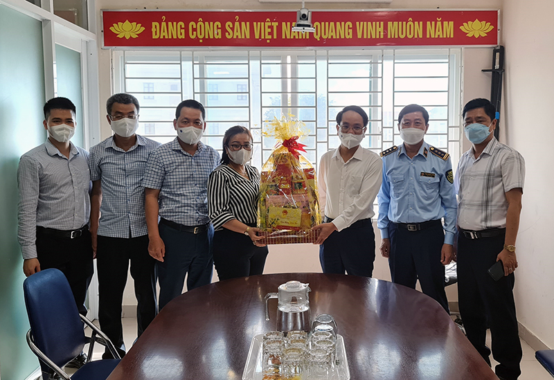 Đồng chí Phó Chủ tịch UBND tỉnh Phan Mạnh Hùng tặng quà cán bộ, nhân viên siêu thị Co.op mart Quảng Bình.