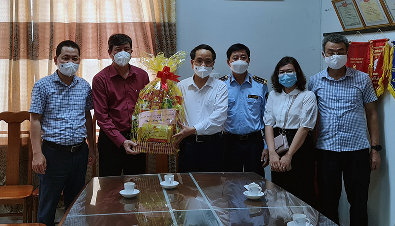  Đồng chí Phó Chủ tịch UBND tỉnh Phan Mạnh Hùng tặng quà Ban quản lý chợ Đồng Hới.