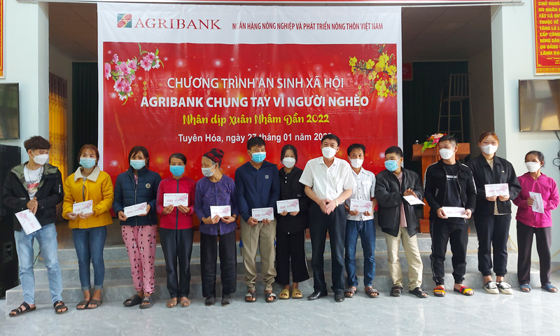 Lãnh đạo Agribank chi nhánh huyện Tuyên Hóa trao quà cho hộ nghèo tại xã Đức Hóa (Tuyên Hóa)
