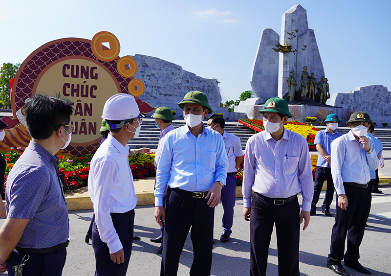Đồng chí Chủ tịch UBND tỉnh Trần Thắng kiểm tra công tác trang trí tại Quảng trường Hồ Chí Minh.