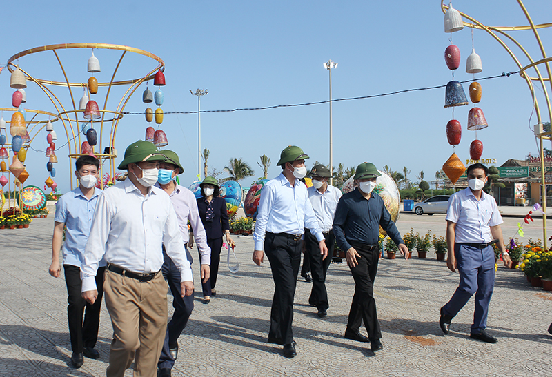 Đồng chí Chủ tịch UBND tỉnh Trần Thắng kiểm tra công tác chuẩn bị cho nhân dân vui xuân, đón tết tại Quảng trường biển Bảo Ninh.