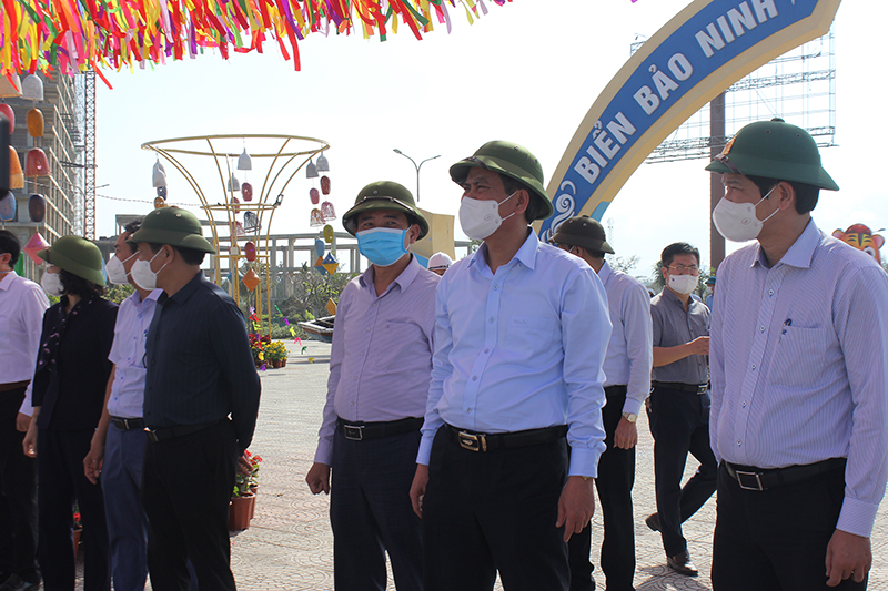 Đồng chí Chủ tịch UBND tỉnh Trần Thắng kiểm tra công tác trang trí tại Quảng trường biển Bảo Ninh.