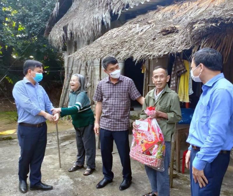 Các đồng chí lãnh đạo huyện Minh Hóa tặng quà Tết Nhâm Dần 2022 cho các hộ nghèo trên địa bàn huyện.