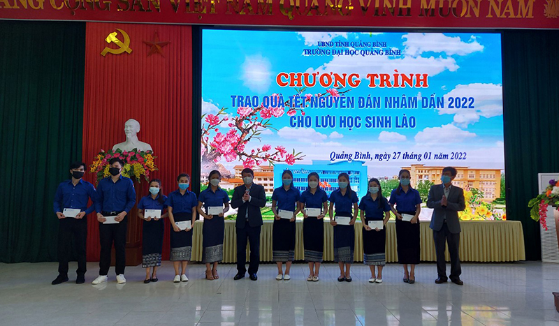 Món quà của UBND tỉnh và cấp, ngành, đơn vị trong tỉnh đã động viên tinh thần cho cán bộ, sinh viên, LHS Lào