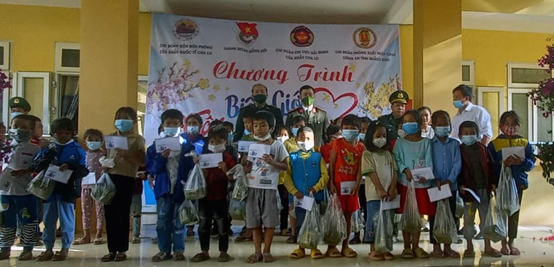 Trẻ em vùng đồng bào dân tộc thiểu số xã Dân Hóa, huyện Minh Hóa được tặng quà nhân dịp Tết Nguyên đán 2022.