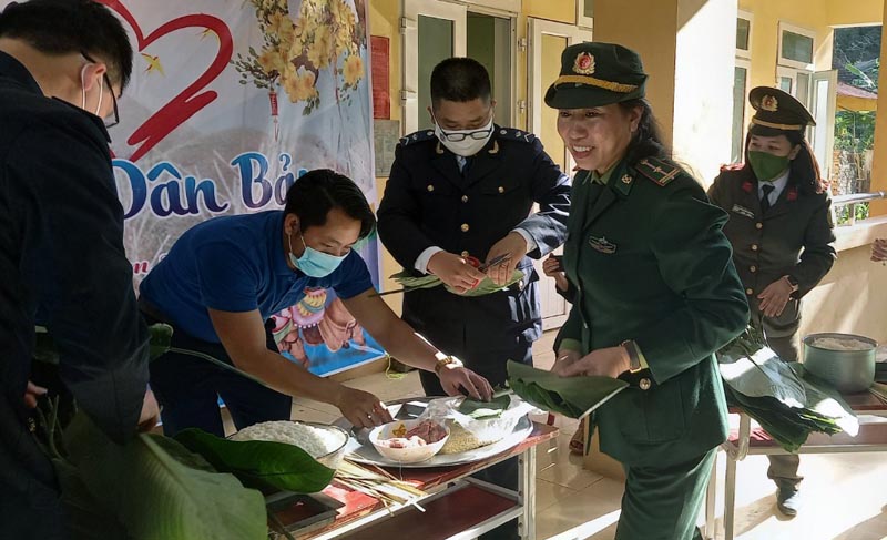 Các đơn vị chức năng phối hợp gói bánh chưng để tổ chức Tết sớm cho đồng bào dân tộc thiểu số tại xã Dân Hóa, huyện Minh Hóa.