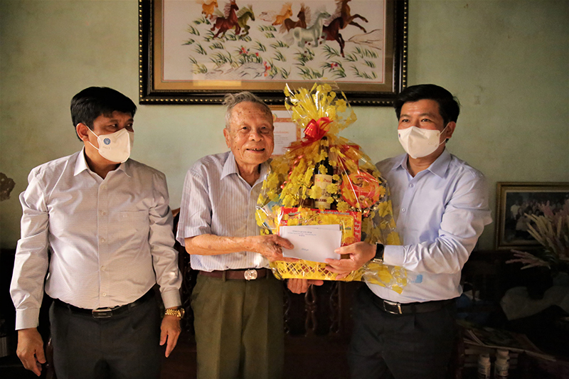 Đồng chí Trưởng ban Tổ chức Tỉnh ủy Trần Vũ Khiêm tặng quà cho đảng viên có trên 70 năm tuổi Đảng Hồ Xuân Đạt.