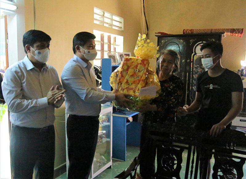Đồng chí Trần Vũ Khiêm tặng quà gia đình đảng viên Nguyễn Hữu Định.