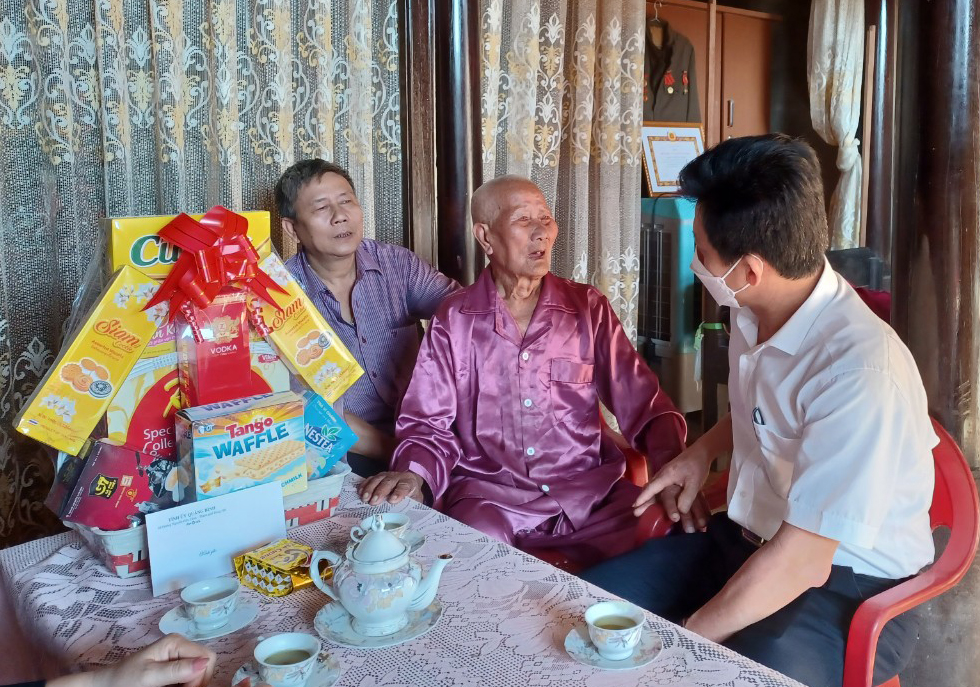 Trò chuyện với đảng viên Nguyễn Văn Định (trú tại thôn Xuân Dục, xã Xuân Ninh, huyện Quảng Ninh