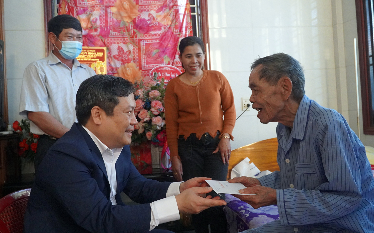 Đồng chí Bí thư Tỉnh ủy thăm, chúc Tết đồng chí đồng chí Phan Văn Mạnh, đảng viên trên 74 năm tuổi Đảng.
