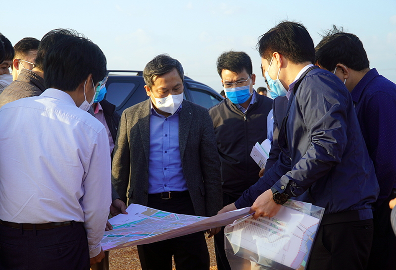 Đồng chí Bí thư Tỉnh ủy và lãnh đạo thị xã Ba Đồn kiểm tra địa điểm xây dựng Bệnh viện đa khoa khu vực Bắc Quảng Bình cơ sở 2