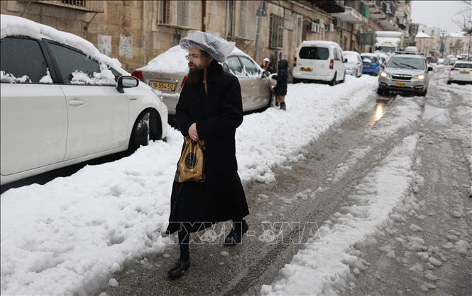 Tuyết phủ trắng xóa trên đường phố tại Jerusalem, ngày 27/1/2022. Ảnh: AFP/TTXVN