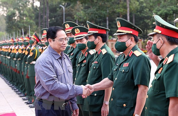 Thủ tướng Phạm Minh Chính đến thăm, chúc Tết cán bộ, chiến sỹ Bộ Tư lệnh Quân khu 9. (Ảnh: TTXVN)