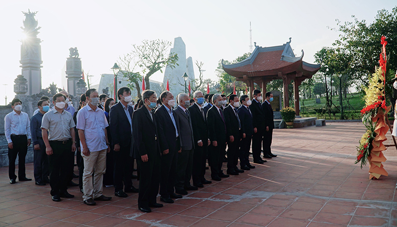 Các đại biểu tham dự lễ viếng, dâng hương tại Đền thờ Bác Hồ và các Anh hùng, liệt sỹ.