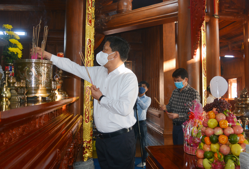 Đồng chí Bí thư Thành ủy Đồng Hới Trần Phong dâng hương Đền thờ Bác Hồ và các Anh hùng liệt sĩ tỉnh Quảng Bình.