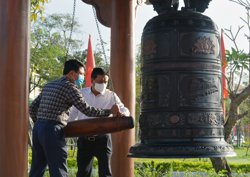 Đồng chí Bí thư Thành ủy và Chủ tịch UBND TP. Đồng Hới thỉnh chuông tại Đền thờ Bác Hồ và các Anh hùng liệt sĩ tỉnh Quảng Bình.