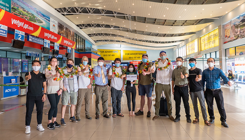 Đại diện Lãnh đạo Sở Du lịch và Công ty Oxalis chụp ảnh lưu niệm cùng Đoàn tại Cảng hàng không Đồng Hới