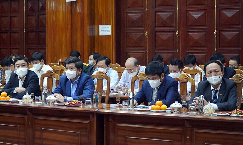 Đồng chí Phó Bí thư Thường trực Tỉnh ủy Trần Hải Châu và các đồng chí trong Ban Thường vụ Tỉnh ủy tại buổi gặp mặt