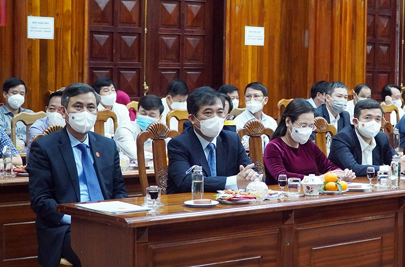 Đồng chí Chủ tịch UBND tỉnh Trần Thắng và các đồng chí trong Ban Thường vụ Tỉnh ủy tại buổi gặp mặt