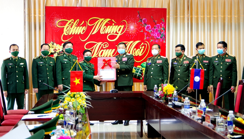 Đoàn công tác Sư đoàn 4 Bộ Quốc phòng (Lào) tặng quà chúc Tết cán bộ, chiến sĩ BĐBP tỉnh. 