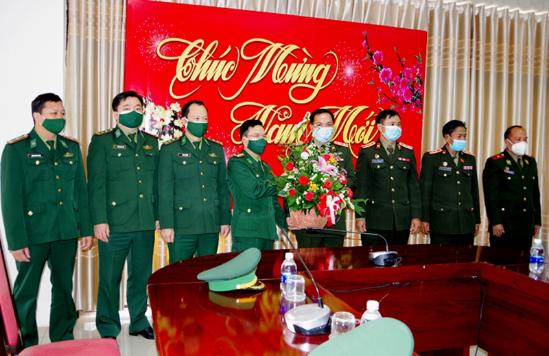 Đoàn công tác Bộ Chỉ huy Quân sự tỉnh Savanakhet (Lào) tặng hoa chúc Tết cán bộ, chiến sĩ BĐBP tỉnh.             
